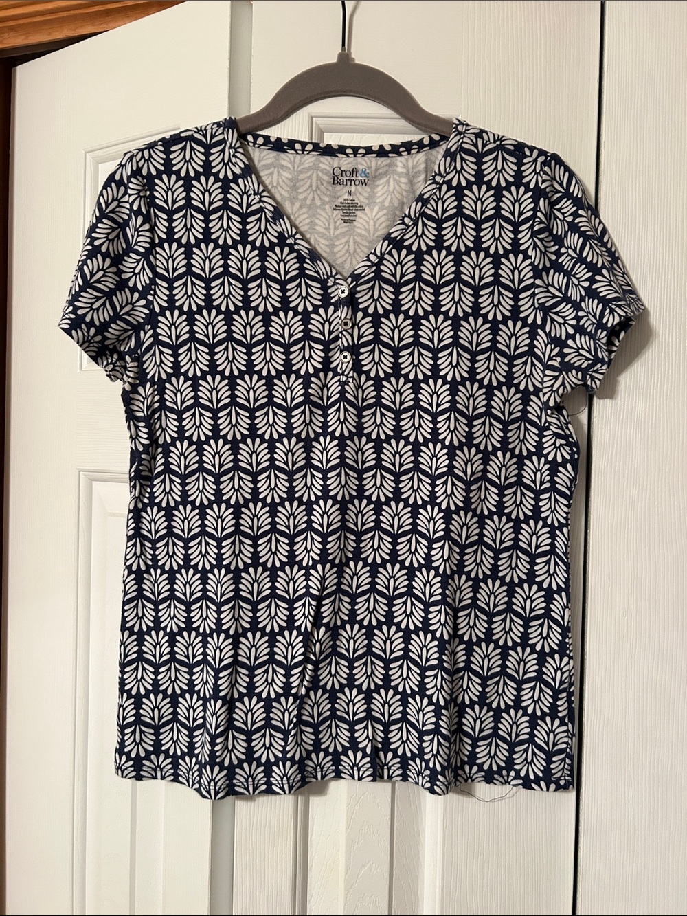 croft & barrow navy and white short-sleeve patterned V-neck top